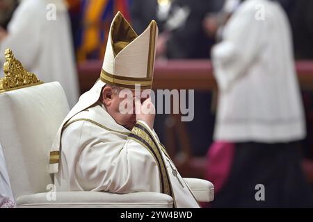 Cité du Vatican, Vatican. 07 décembre 2024. Le pape François lors du Consistoire pour la création de nouveaux cardinaux à la Basilique Pierre le 07 décembre 2024 à Vatican. Crédit : dpa/Alamy Live News Banque D'Images