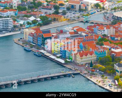 Vue aérienne du centre-ville historique de Willemstad, y compris Handelskade Street et Koningin Emmabrug pont flottant dans la ville de Willemstad, Curaçao. Historique Banque D'Images