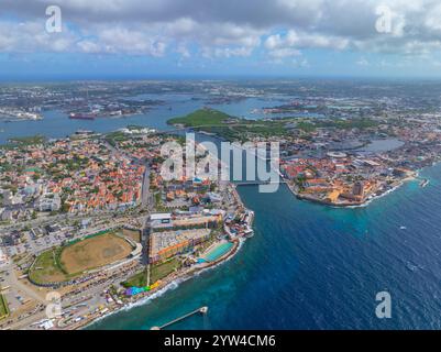 Vue aérienne du centre-ville historique de Willemstad incluant Otrobanda sur la gauche et Punda sur la droite dans la ville de Willemstad, Curaçao. Historique Willemstad Banque D'Images