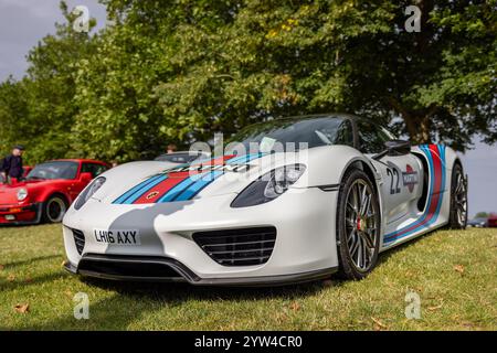 Porsche 918 Spyder 2016, exposée au salon privé concours d’Elégance 2024 au Blenheim Palace. Banque D'Images