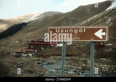 Plateau de Demirkapi, Trabzon, Turquie - 20 novembre 2024 : panneau de rue Uzungol situé dans la région montagneuse du village Banque D'Images