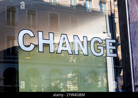 Gros plan d'un panneau avec le mot 'CHANGE' sur la fenêtre d'un bureau de change, une entreprise où les gens peuvent échanger une monnaie contre une autre Banque D'Images