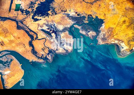 Côte désertique et eau de mer bleue. Amélioration numérique d'une image par la NASA Banque D'Images
