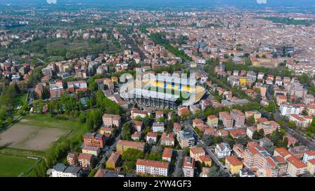 Une superbe capture aérienne du stade Ennio Tardini de Parme, niché dans un quartier résidentiel et verdoyant dynamique, mettant en valeur l’harmonie du sport et de l’urbain Banque D'Images