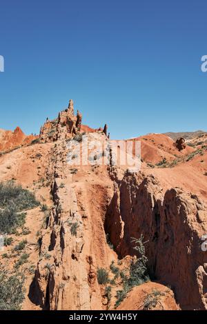 Pittoresque canyon Skazka sur la rive sud du lac Issyk-Kul, Kirghizistan. Destination de voyage, Landmark Kirgiziya. Canyon de conte de fées d'été avec co Banque D'Images