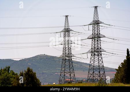 Pylônes haute tension Pole ELECTRIQUE. Support de ligne électrique avec fils pour la transmission d'électricité. Tour de réseau haute tension avec câble métallique à la distribution Banque D'Images