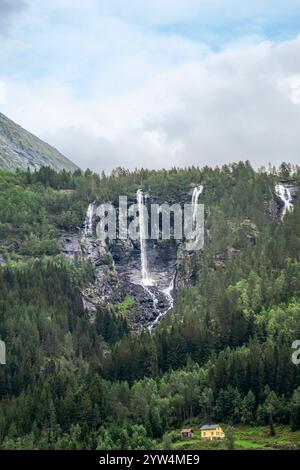 Un magnifique paysage norvégien de cascades qui se jettent dans la rivière Jostedøla, à Gaupne, en Norvège, entouré d'une forêt verdoyante et de featur Banque D'Images