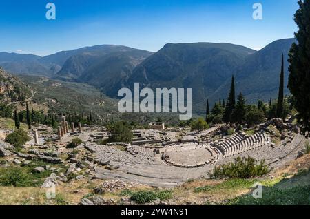 Vue aérienne du Temple d'Apollon et des ruines fouillées de l'ancienne Delphes en Grèce Banque D'Images
