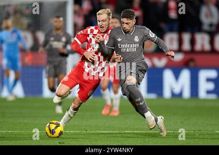 Donny van de Beek du Girona FC concourt pour le ballon avec Federico Valverde du Real Madrid lors du match de LaLiga entre le Girona FC et le Real Madrid C. Banque D'Images
