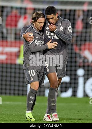 Jude Bellingham du Real Madrid s'entretient avec Luka Modric du Real Madrid lors du match de LaLiga entre le Girona FC et le Real Madrid CF au stade de Montilivi Banque D'Images