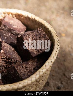 Chocolat biologique de la région de Oaxaca au Mexique produit de manière traditionnelle sur un métate, un outil en pierre ancien pour le broyage des produits. Banque D'Images