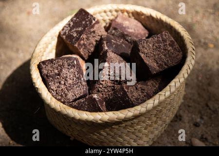 Chocolat biologique de la région de Oaxaca au Mexique produit de manière traditionnelle sur un métate, un outil en pierre ancien pour le broyage des produits. Banque D'Images