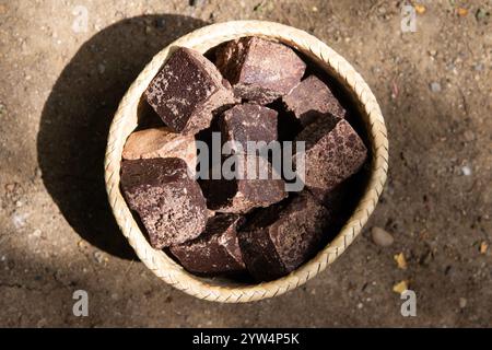 Chocolat biologique de la région de Oaxaca au Mexique produit de manière traditionnelle sur un métate, un outil en pierre ancien pour le broyage des produits. Banque D'Images