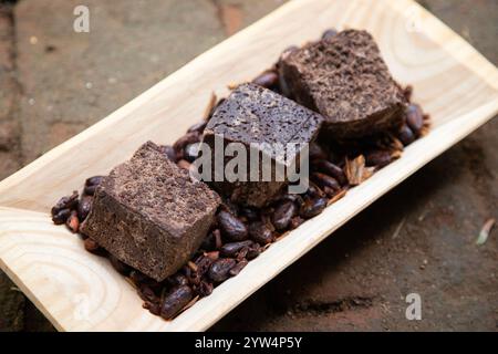 Chocolat biologique de la région de Oaxaca au Mexique produit de manière traditionnelle sur un métate, un outil en pierre ancien pour le broyage des produits. Banque D'Images