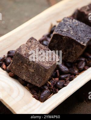 Chocolat biologique de la région de Oaxaca au Mexique produit de manière traditionnelle sur un métate, un outil en pierre ancien pour le broyage des produits. Banque D'Images