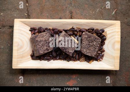 Chocolat biologique de la région de Oaxaca au Mexique produit de manière traditionnelle sur un métate, un outil en pierre ancien pour le broyage des produits. Banque D'Images