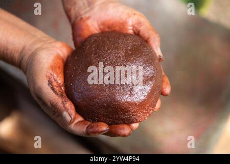 Chocolat biologique de la région de Oaxaca au Mexique produit de manière traditionnelle sur un métate, un outil en pierre ancien pour le broyage des produits. Banque D'Images