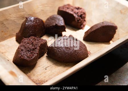 Chocolat biologique de la région de Oaxaca au Mexique produit de manière traditionnelle sur un métate, un outil en pierre ancien pour le broyage des produits. Banque D'Images