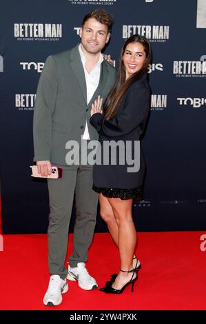 Sarah Engels mit Ehemann Julian Engels BEI der Premiere des Kinofilms 'Better Man - Die Robbie Williams Story' im Cinedom. Köln, 08.12.2024 Banque D'Images