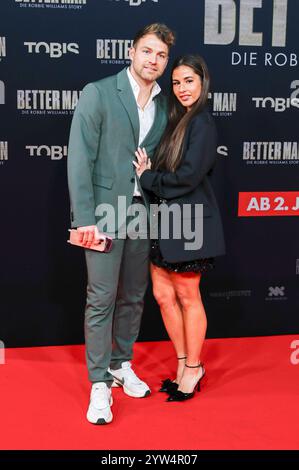 Sarah Engels mit Ehemann Julian Engels BEI der Premiere des Kinofilms 'Better Man - Die Robbie Williams Story' im Cinedom. Köln, 08.12.2024 Banque D'Images