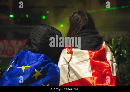 Tbilissi, Géorgie - 1er décembre 2024 : protestataires les géorgiens protestent devant le parlement et défendent l'UE. Manifestation de l'Union européenne. Protestations contre le gouvernement Banque D'Images