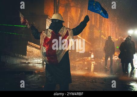 Tbilissi, Géorgie - 1er décembre 2024 : protestataires les géorgiens protestent devant le parlement et défendent l'UE. Manifestation de l'Union européenne. Protestations contre le gouvernement Banque D'Images