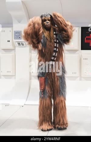 BIRMINGHAM, ROYAUME-UNI - 30 NOVEMBRE 2024. Portrait d'un cosplayer masculin habillé en Chewbacca le Wookie de la franchise Star Wars dans un Comic C britannique Banque D'Images