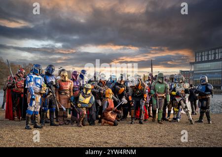 BIRMINGHAM, ROYAUME-UNI - 30 NOVEMBRE 2024. Un groupe de cosplayers masculins habillés en personnages mandaloriens en action pose lors d'un événement de comic con au Royaume-Uni Banque D'Images