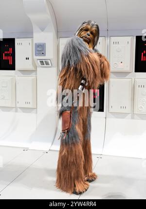 BIRMINGHAM, ROYAUME-UNI - 30 NOVEMBRE 2024. Portrait d'un cosplayer masculin habillé en Chewbacca le Wookie de la franchise Star Wars dans un Comic C britannique Banque D'Images