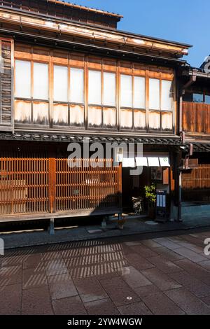 Maisons de ville dans un district traditionnel de Chaya à Kanazawa (Kanazawa/Japon) Banque D'Images