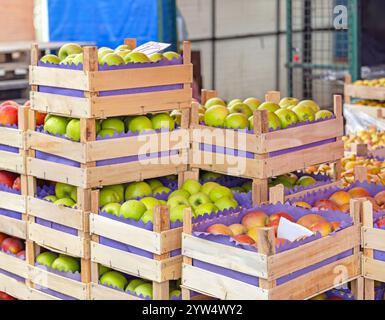 Piles de fruits de pommes dans des caisses en bois au Farmers Market Banque D'Images