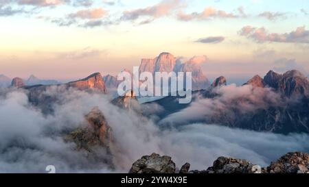 Tramonto dalla cima del Monte Averau, con vista sul Monte Pelmo e Rifugio Nuvolau. Magica Ora blu in una sera d'estate sulle Dolomiti. Banque D'Images