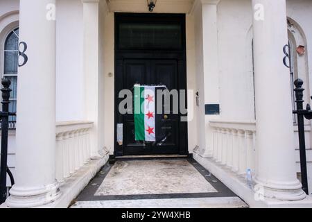 Belgrave Square, Londres, Royaume-Uni. 9 décembre 2024. Le drapeau de l'opposition syrienne à l'ambassade syrienne fermée à Londres. Credit : Matthew Chattle/Alamy Live News Banque D'Images