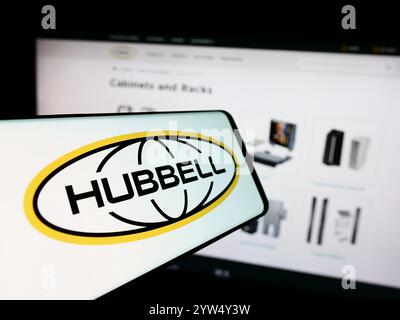 Allemagne. 21 juillet 2024. Dans cette illustration photo, un téléphone portable avec le logo de la société américaine d'électronique Hubbell Incorporated est vu devant le site Web de l'entreprise. (Crédit image : © timon Schneider/SOPA images via ZUMA Press Wire) USAGE ÉDITORIAL SEULEMENT ! Non destiné à UN USAGE commercial ! Banque D'Images