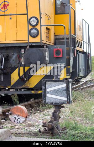 Gros plan d'un signal de train près d'une locomotive Banque D'Images