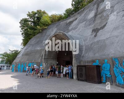 Abrau Durso, Russie 28 août 2024 : Boutique de vin mousseux Grotto est situé sur la rive du lac Abrau. Banque D'Images