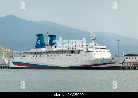 Le navire Prince Vladimir à l'embarcadère. Russie, région de Krasnodar, Novorossiysk, 22 mars 2024. Banque D'Images