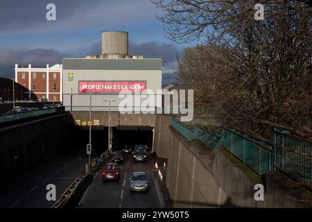 L'entrée sud du tunnel Clyde, qui vous emmène sous la rivière Clyde au nord de la ville, à Glasgow, en Écosse, le 22 novembre 2024. Banque D'Images