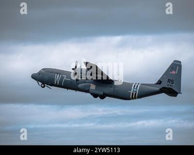 Un C-130 Hercules de l'US Air Force lors d'un exercice de l'OTAN : avion de transport militaire emblématique en action, livrant troupes, équipement et fournitures Banque D'Images