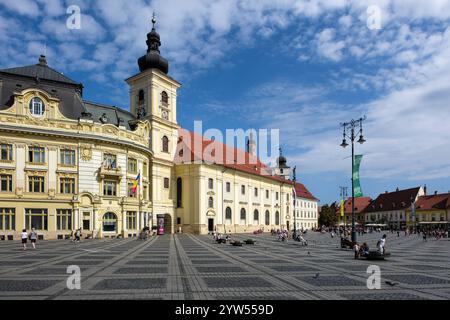 Hôtel de ville et église catholique de la Sainte Trinité, Piața Mare, Sibiu, Transylvanie, Roumanie Banque D'Images
