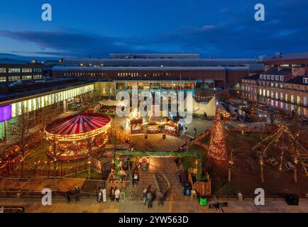 Vue au crépuscule du marché de Noël et des lumières de Noël sur Old Eldon Square, Newcastle upon Tyne, vu depuis Eldon Square Banque D'Images