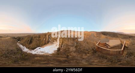 Vue panoramique à 360° de 360 photo équirectangulaire cascade gelée Magnusarfoss roches et formations de glace Islande 2024