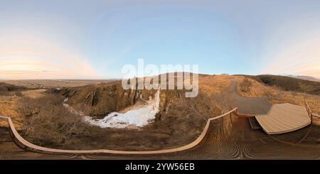 Vue panoramique à 360° de 360 photo équirectangulaire cascade gelée Magnusarfoss roches et formations de glace Islande 2024