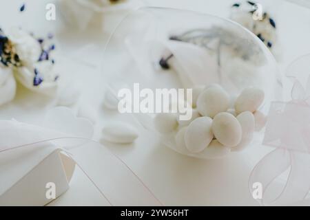 Bonbons italiens confettis (amandes sucrées italiennes) et bomboniere, concept d'un mariage traditionnel Banque D'Images