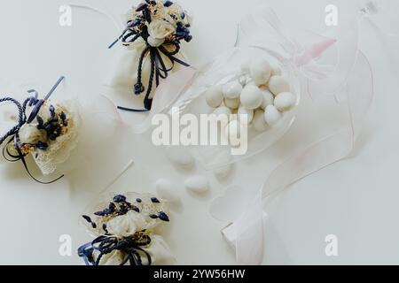 Bonbons italiens confettis (amandes sucrées italiennes) et bomboniere, concept d'un mariage traditionnel Banque D'Images