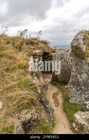 Entrée à la chambre funéraire du monument antique West Kennet long Barrow près d'Avebury dans le Wiltshire, en Angleterre. Banque D'Images