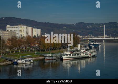 Vue depuis le long pont routier pour le Danube avec des bateaux à Linz Autriche 11 25 2024 Banque D'Images