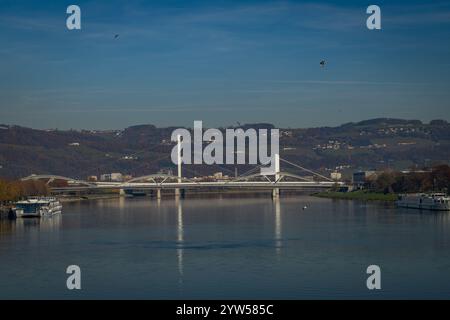 Vue depuis le long pont routier pour le Danube avec des bateaux à Linz Autriche 11 25 2024 Banque D'Images