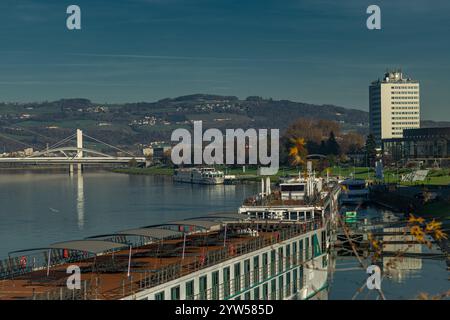 Vue depuis le long pont routier pour le Danube avec des bateaux à Linz Autriche 11 25 2024 Banque D'Images