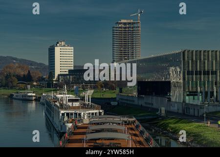 Vue depuis le long pont routier pour le Danube avec des bateaux à Linz Autriche 11 25 2024 Banque D'Images